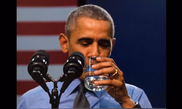 Tổng thống Mỹ Barack Obama uống nước trong cuộc họp báo ở Flint, Michigan