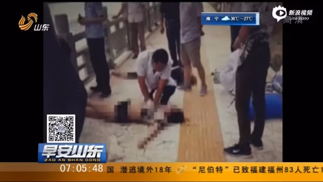 Thi thể của các nạn nhân được đưa lên bờ