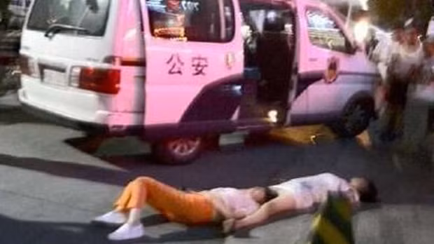 Hai người ngất xỉu trên đường vì cãi vã suốt 8 tiếng. Ảnh: SCMP.