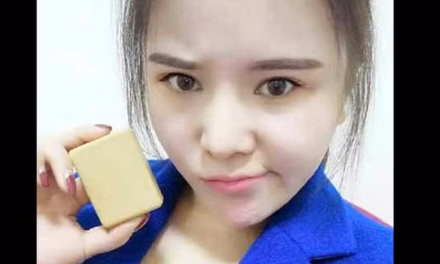 Cô gái cầm bánh xà phòng làm từ chính mỡ của mình