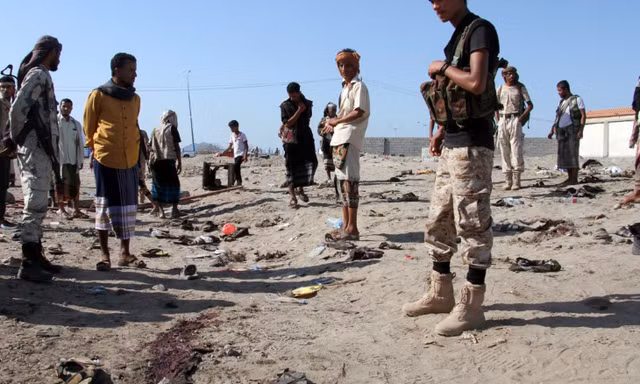 Hiện trường vụ đánh bom đẫm máu hôm nay, 18/12 tại căn cứ quân sự ở Aden, Yemen.
