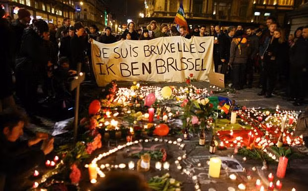Hoa và nến tưởng niệm nạn nhân ở Brussels, Bỉ.