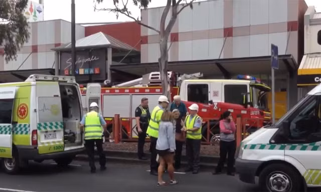 Xe cứu hỏa bên ngoài chi nhánh Ngân hàng Commonwealth ở Melbourne, Úc
