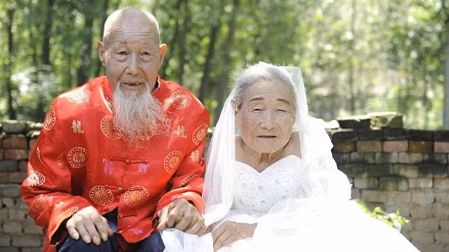 Cưới nhau thời khó khăn, sau 80 năm hai cụ mới được chụp ảnh cưới