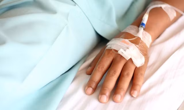 Cảnh sát nghi ngờ hung thủ bơm hóa chất khử trùng vào dịch truyền tĩnh mạch khiến 2 bệnh nhân lớn tuổi thiệt mạng 