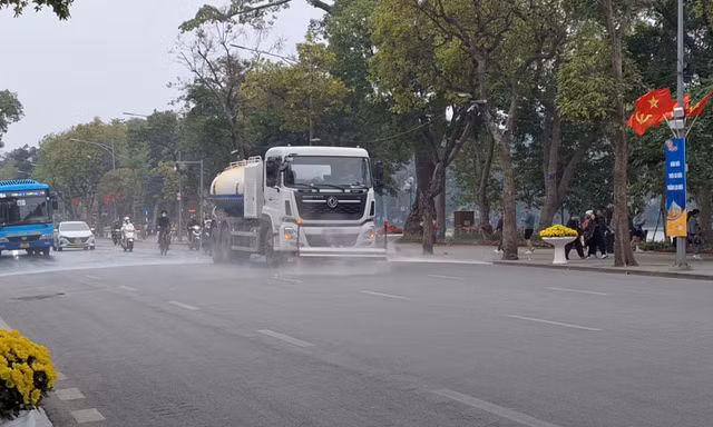 Tận thấy hoạt động của 'pháo xa sương mù' giảm bụi mịn giữa Thủ đô