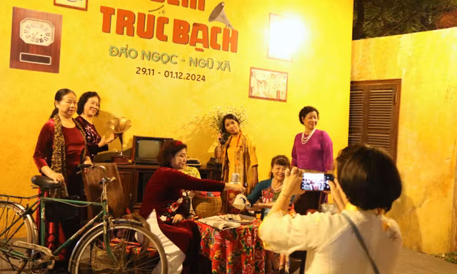 Du khách thích thú trải nghiệm 'chuyến tàu ngược thời gian' trong 'Đêm Trúc Bạch'