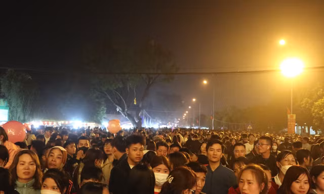 Biển người chen chân trong Lễ khai hội Đền Hai Bà Trưng