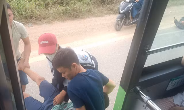 Nhân viên xe buýt đưa người bị tai nạn giao thông đi cấp cứu