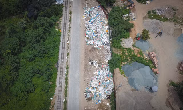 ‘Núi’ rác thải tại La Phù: Xử lý kiểu 'bắt cóc bỏ đĩa'