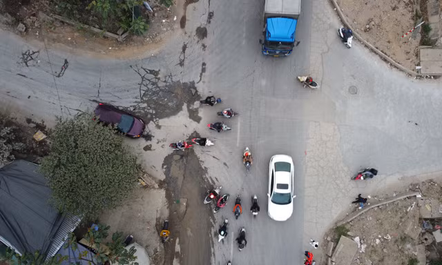 Đường gom Đại lộ Thăng Long xuống cấp, thường xuyên ùn tắc do thi công dự án