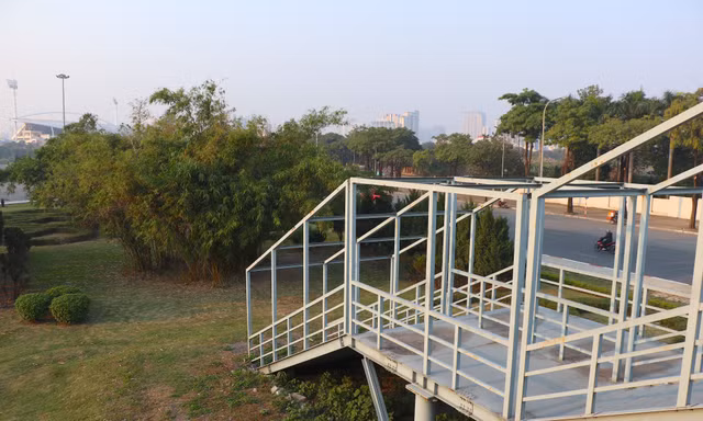 Hà Nội: Cầu vượt bộ hành có lối lên xuống thẳng vào bãi cỏ