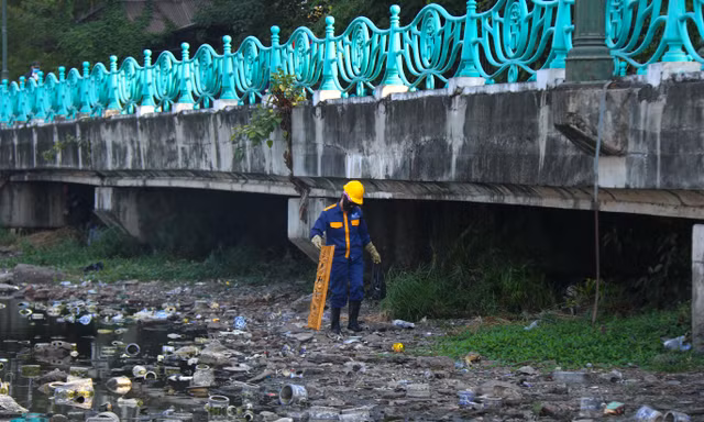 Thu gom hàng chục nghìn bát hương, đồ thờ cúng ven hồ Tây