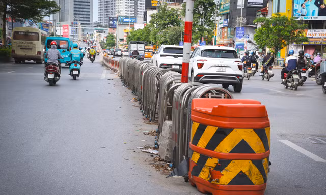 Nhếch nhác những dải phân cách mềm ở Hà Nội