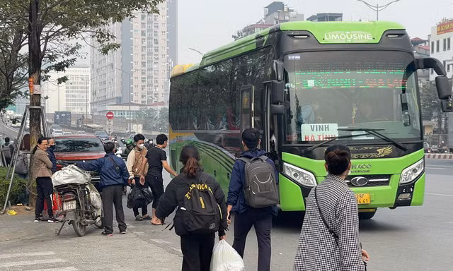 Hà Nội: Bát nháo nạn xe dù, bến cóc dịp nghỉ Tết Dương lịch 2024
