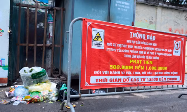 Hà Nội: Biển cấm dường như 'tàng hình', 4 quận nội thành sẽ lắp camera phạt nguội đổ rác trộm