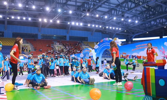 Trẻ em hưởng ứng Chương trình giáo dục An toàn giao thông