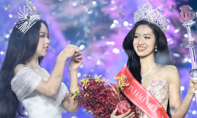 Khoảnh khắc 'tuyệt đối điện ảnh' khi Hoa hậu Thanh Thủy trao vương miện cho Hà Trúc Linh
