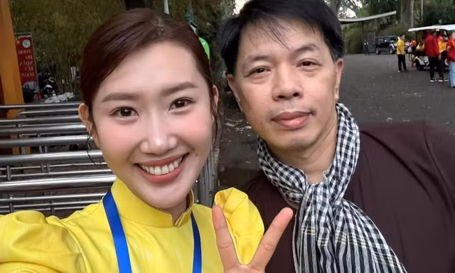 Giới nghệ sĩ kê bạt ngủ trên phố, xuyên đêm chờ xem tổng duyệt diễu binh