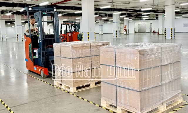 Tập đoàn Quanta Computer Inc., xuất khẩu hai lô máy tính xách tay đầu tiên từ nhà máy sản xuất tại Nam Định