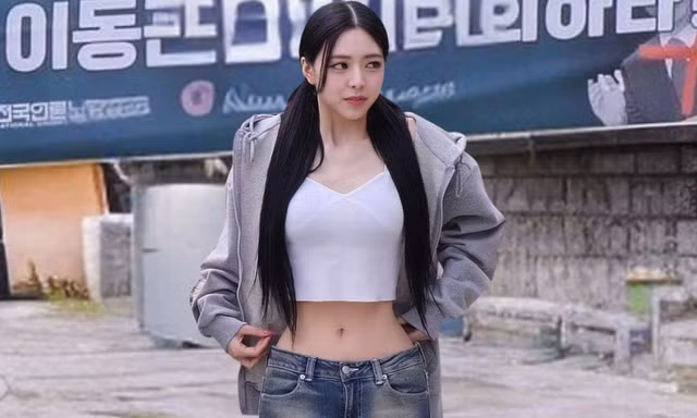 Nữ ca sĩ tạo cơn sốt nhờ vòng eo bé xíu