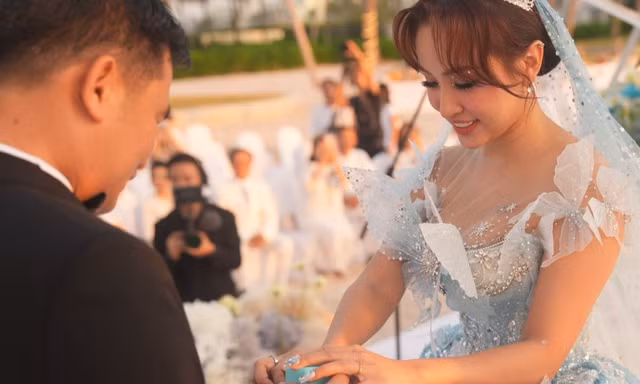 Hồ Hoài Anh đệm đàn ở đám cưới Vân Hugo