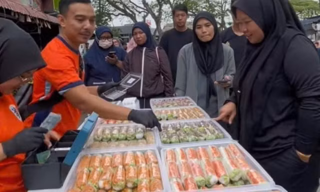 Gỏi cuốn Việt Nam gây 'bão' ở Malaysia, chủ quán bán nghìn cái mỗi ngày