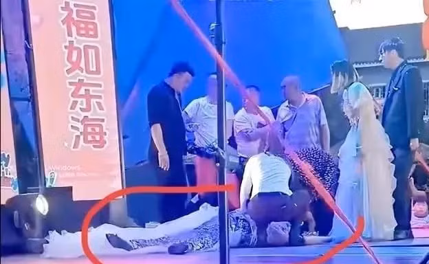 Nữ ca sĩ 30 tuổi đột ngột qua đời khi đang biểu diễn