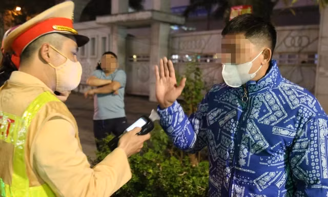 Đưa vợ đi liên hoan 8/3 về 'dính cồn', nam tài xế đổi lái cho vợ