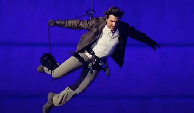 Tom Cruise nhảy từ nóc nhà cao 42 m xuống lễ bế mạc Olympic Paris 