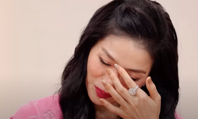 Chị đẹp Lệ Quyên khóc