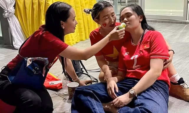 Vợ Duy Mạnh ăn mừng quá sung, được cảnh sát Thái Lan đưa ra khỏi sân