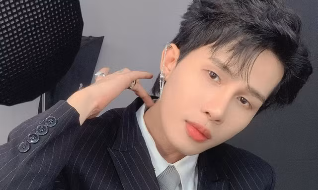 Jack và dàn sao bán lightstick giá triệu đồng, fan vẫn chi mạnh vì điều gì?