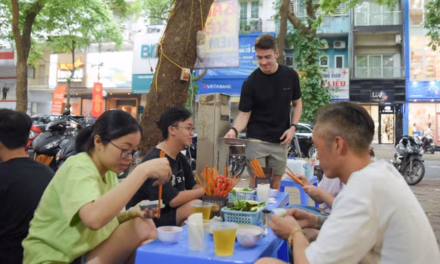 Chàng Tây thoăn thoắt nướng nem lụi, rao bán bánh xèo ở vỉa hè Hà Nội