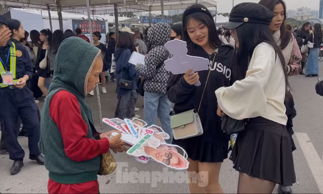 Fan vây quanh gian hàng mua kẹp tóc, thẻ bo góc hình 30 anh trai 