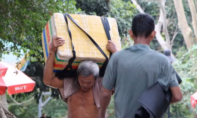 Còng lưng vác bao đá 50kg leo 1.500 bậc đá kiếm 50.000 đồng