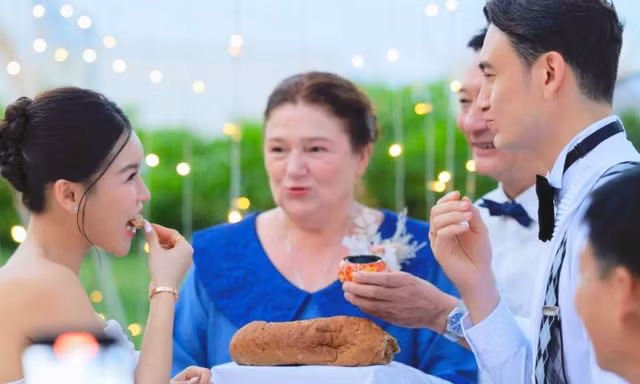 Mẹ Đặng Văn Lâm trao bánh mì và muối trong đám cưới có ý nghĩa gì?