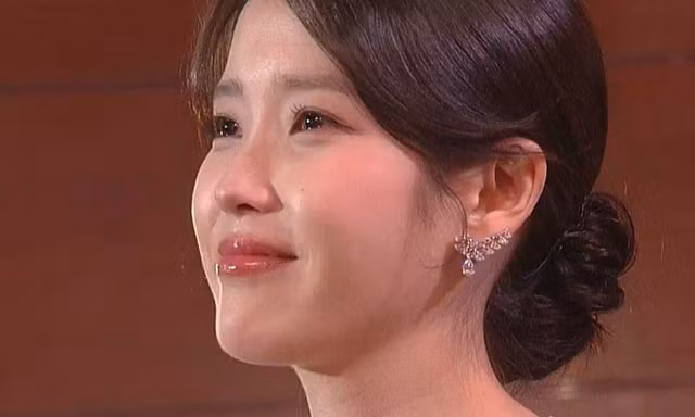 'Khi cuộc đời cho bạn quả quýt' thắng lớn, IU bật khóc ở Baeksang 2025
