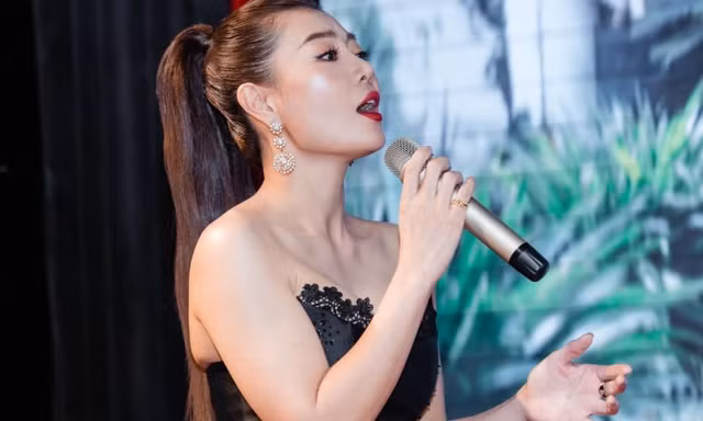 Thanh Hương đi hát