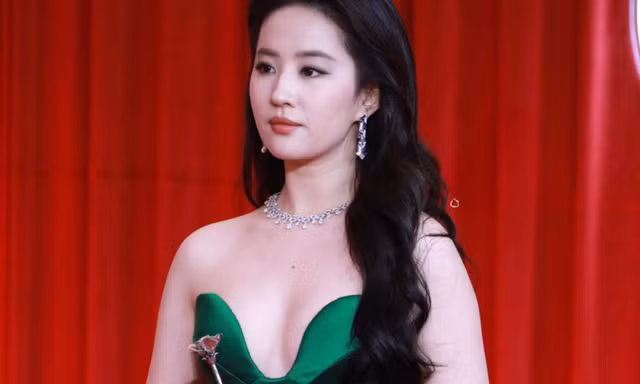 Lưu Diệc Phi gợi cảm trên thảm đỏ