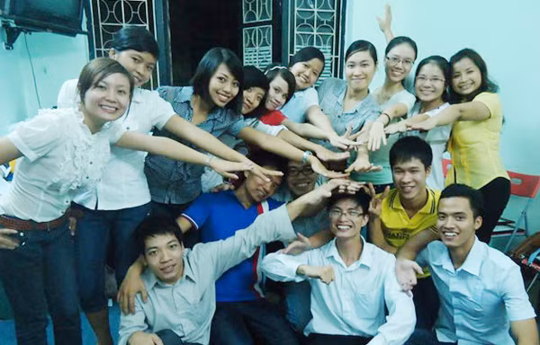 Tạ Duy Anh (ngồi, ngoài cùng bên trái) cùng các học viên