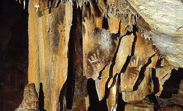 Dấu tay người tiền sử bị khuyết một hay nhiều ngón tay được phát hiện trong các hang động khắp nơi trên thế giới.