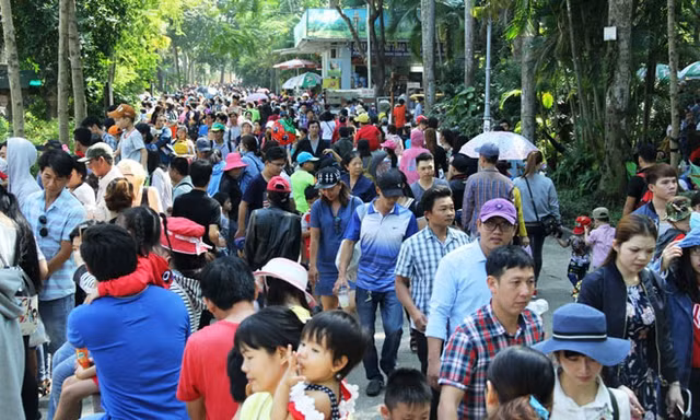Nghỉ Tết Dương lịch, hàng ngàn người dân TP.HCM và các tỉnh lân cận đổ về các khu vui chơi trên địa bàn TP. Tại Thảo Cầm Viên Sài Gòn (quận 1), lượng khách đổ về đây rất đông