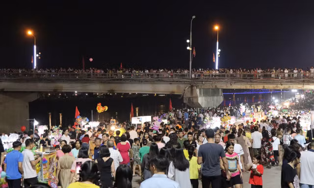 Phố đi bộ ở Hòa Bình chật kín người trong ngày khai trương