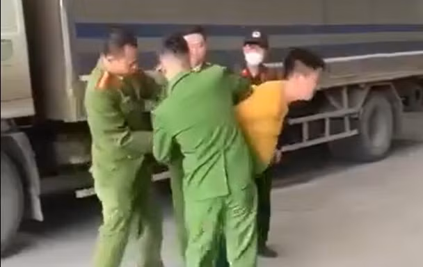 Cảnh sát khống chế tài xế xe tải chém chết người ở Sơn La