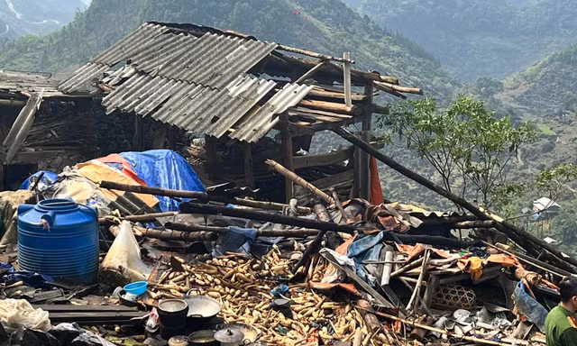 Mưa giông làm sập nhà ở Hà Giang, một bé gái tử vong
