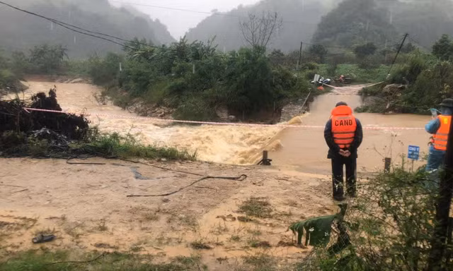 Hai người mất tích do bị lũ cuốn ở Sơn La