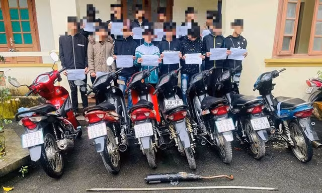 Triệu tập 16 thanh thiếu niên ở Hòa Bình mang dao phóng lợn diễu phố