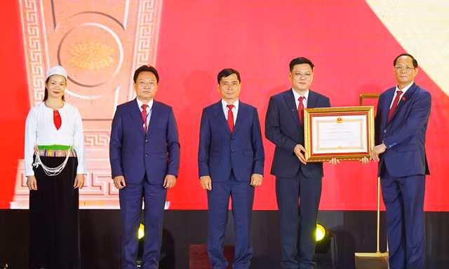 Phó Chủ tịch Quốc hội Trần Quang Phương dự Lễ Kỷ niệm 60 năm ngày thành lập huyện Yên Thủy