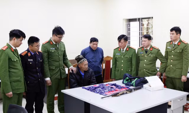 Đối tượng gần 70 tuổi cầm theo súng đã lên nòng băng rừng, vận chuyển ma túy